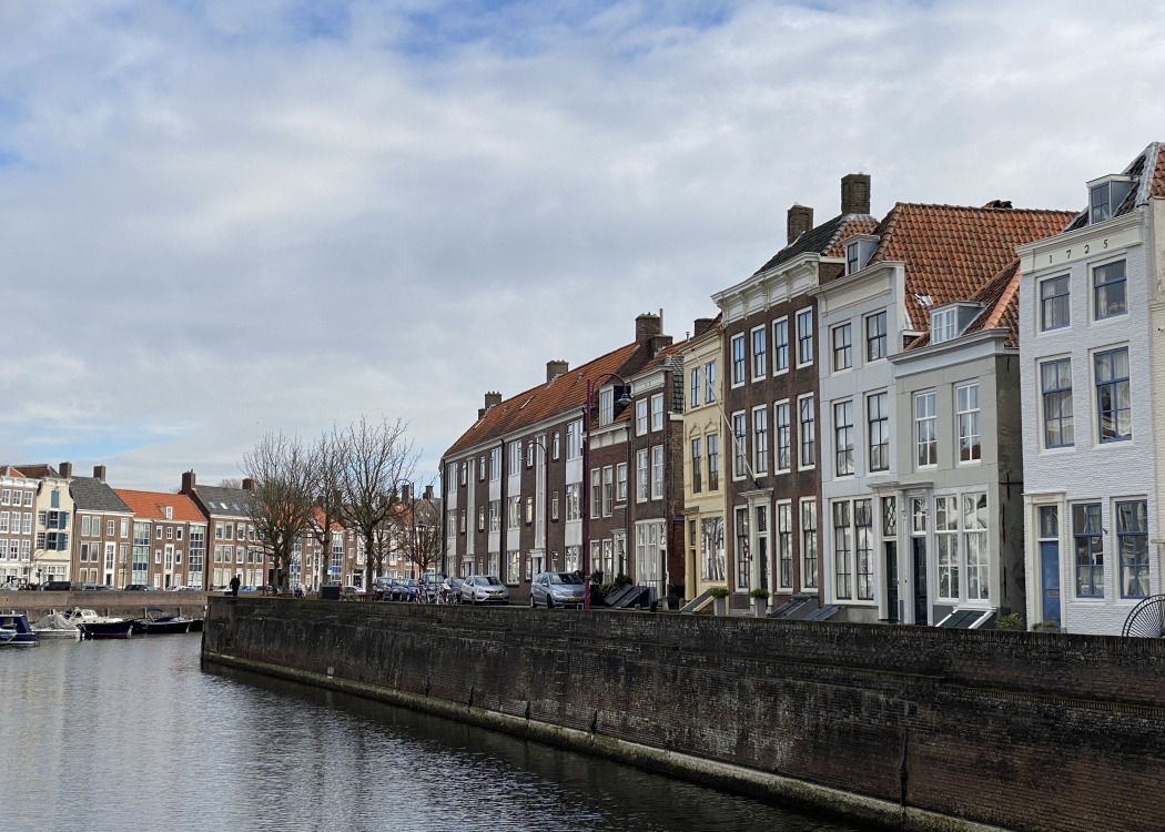 Huizen aan de gracht.